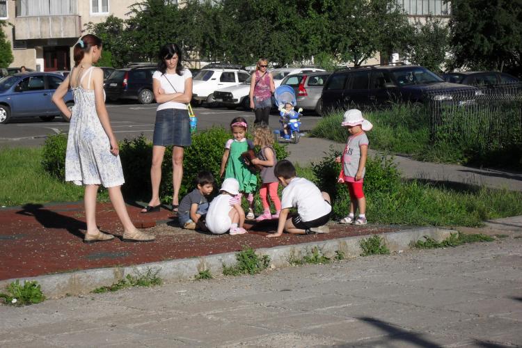 Parinti INCONSTIENTI la Cluj: Isi lasa copiii sa distruga un loc de joaca de pe Ion Mester, Manastur VIDEO si FOTO