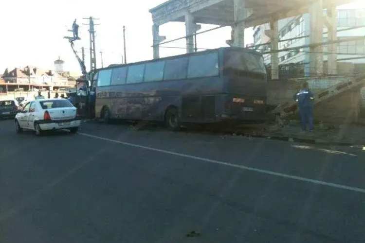 Accident lângă Dedeman! Un autobuz a doborât un stâlp și șoferul a fugit. Posibil să fi fost beat
