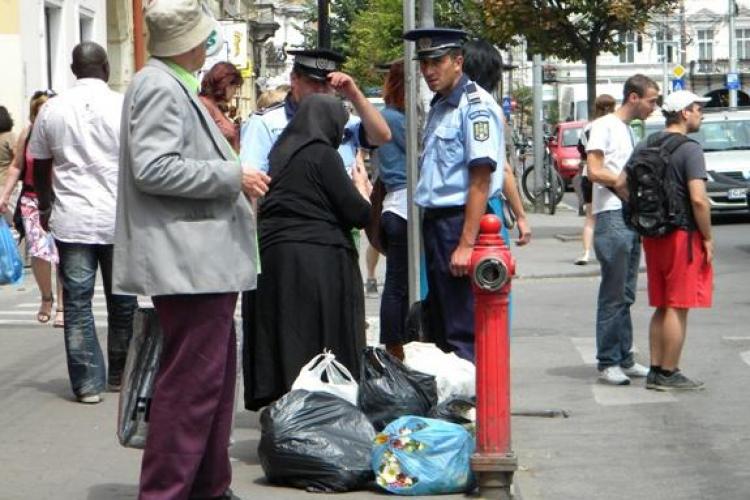 La 92 de ani, alungată din Piaţa Unirii de poliţiști doar pentru că vindea nişte flori FOTO