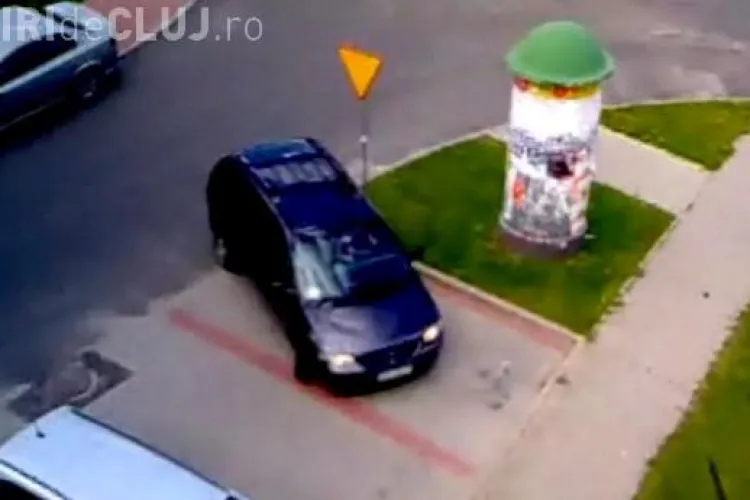 Cum parcheaza o BLONDA! Parcarea e goala, nu reuseste si pleaca VIDEO