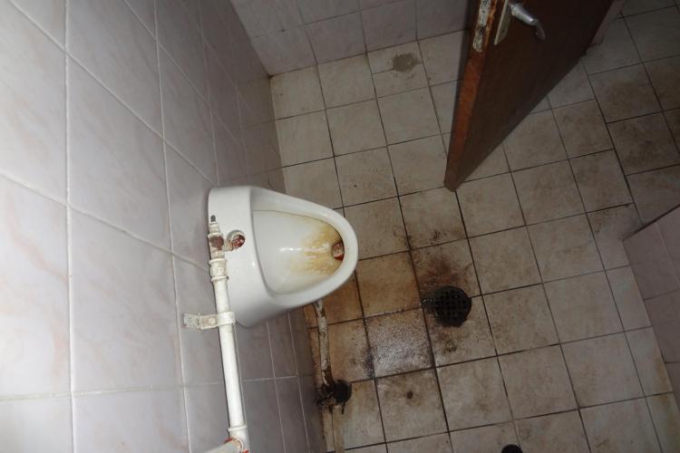 Toaletă INFECTĂ la RAR Cluj! Șoferii platesc taxe mari, dar sunt tratați inuman FOTO