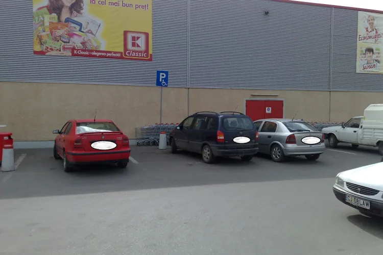 Locurile cu handicap ocupate de clujeni perfect sănătoși! De ce nu ia Poliția măsuri? FOTO