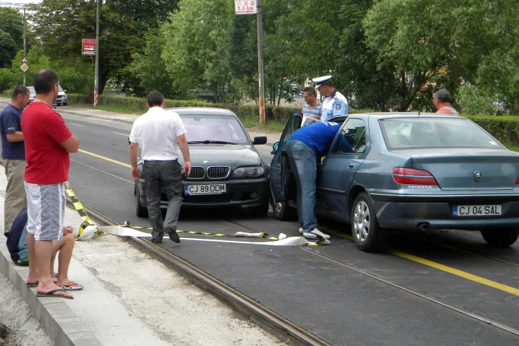Accident pe Splaiul Independenței! Un șmecher cu BMW a întors în plină stradă și a fost lovit de un Peugeot VIDEO și FOTO