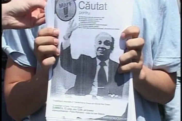 Iliescu si-a lansat cartea despre Revolutie cu scandal. Fostul presedinte a fost huiduit de tineri