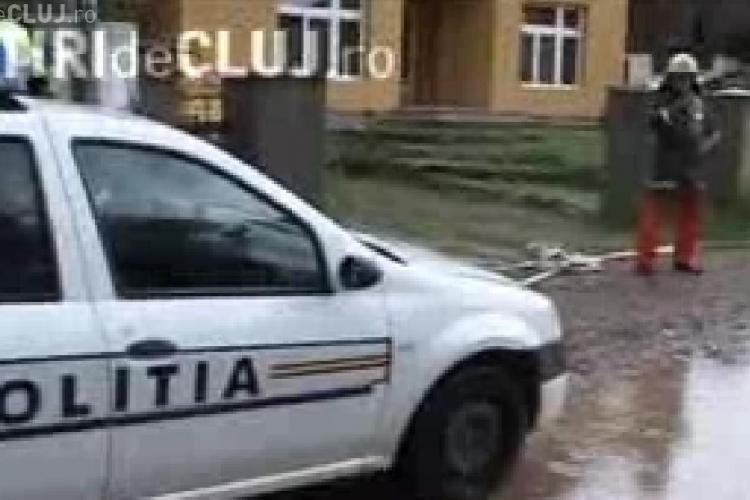 Locuitorii din Floresti au blocat strada Cetatii, dupa care s-au certat cu primarul ca nu-i scapa de gropile si baltile de pe strada - VIDEO