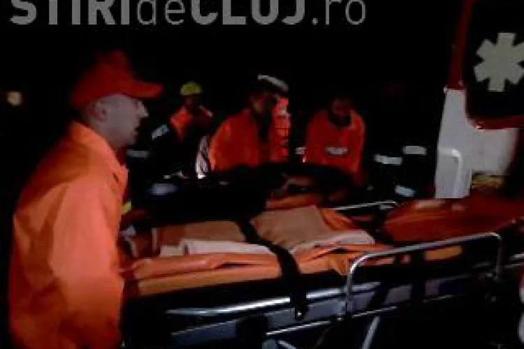 VIDEO - Inecat in Cris! Un autoturism BMW X5 a fost luat de ape si trei tineri au fost la un pas de moarte. Unul nu s-a mai putut salva