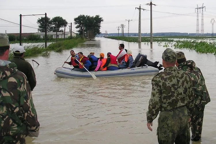 O persoana este data disparuta dupa ce masina in care se afla a fost luata de viitura