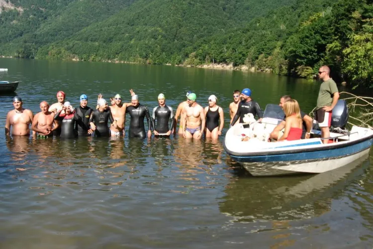 200 de inotatori se vor intrece in traversarea lacului Tarnita in 17 iulie