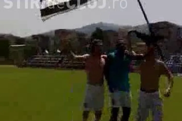 VIDEO - Suporterii Universitatii Cluj au intrat pe teren la finalul meciului cu Minerul Lupeni. Au cantat cu jucatorii Imnul echipei