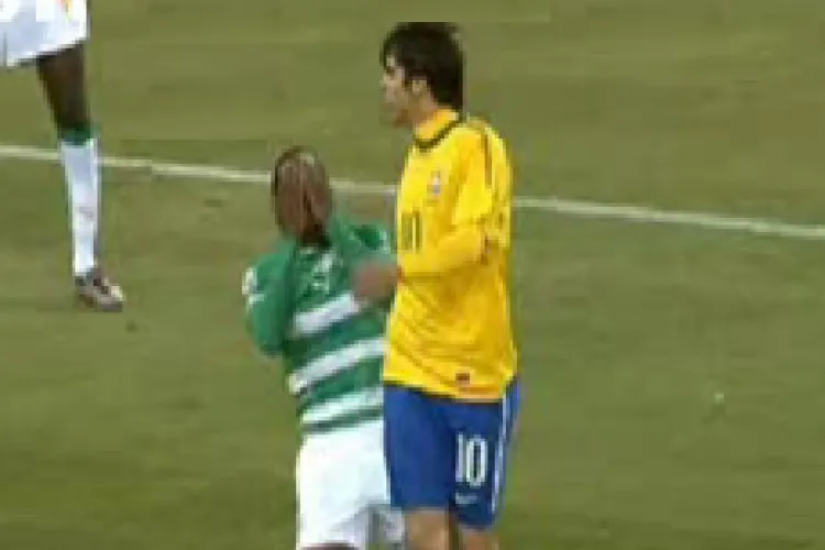 Vedeti faultul in urma caruia brazilianul Kaka a primit cartonas rosu si a fost eliminat. Crezi ca l-a lovit pe Keita?  - VIDEO 