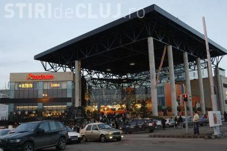 Accident la intrarea in Iulius Mall - o masina a derapat si s-a izbit de coltul cladirii - VIDEO