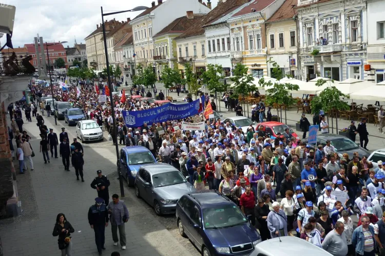 1500 de sindicalisti au protestat in fata Prefecturii Cluj. Mitingul a blocat traficul in centrul orasului - VIDEO