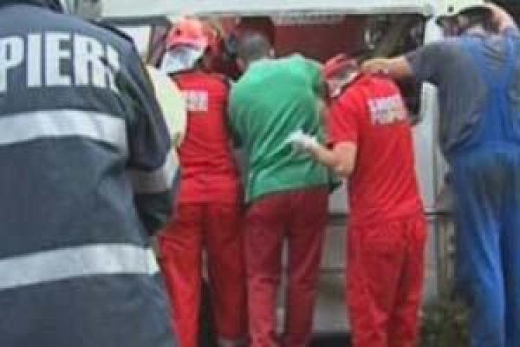 Accident la Huedin. Patru persoane din cele opt care se aflau intr-un microbuz au fost ranite