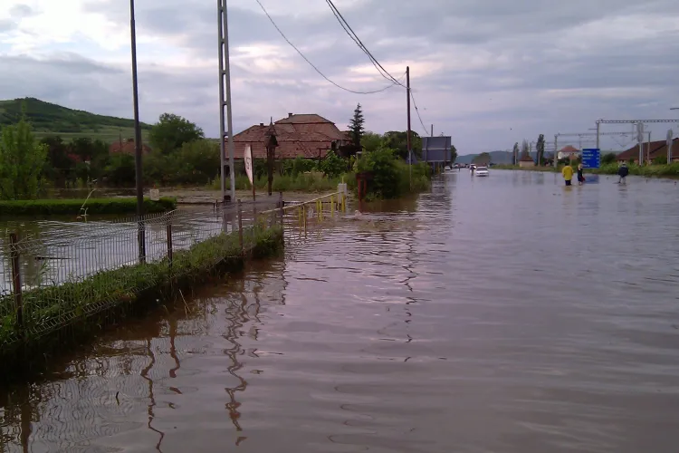 Drumul Cluj-Napoca - Gherla este sub ape! Viitura din comuna Jucu a acoperit DN 1C. Un tronson, unde apa are 1 metru, este inchis- VIDEO