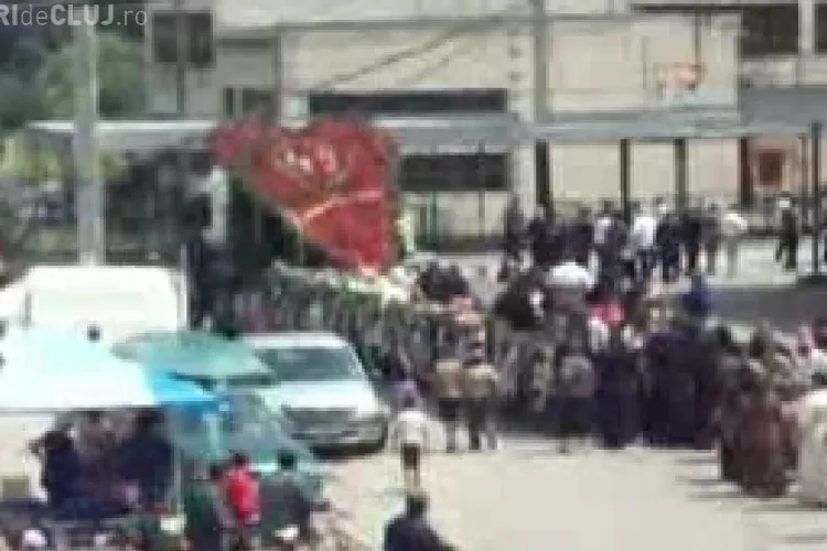 VIDEO - Tiganii din Viisoara si-au dus mortul la groapa cu TIR -ul. Cortegiul funerar a trecut prin Campia Turzii