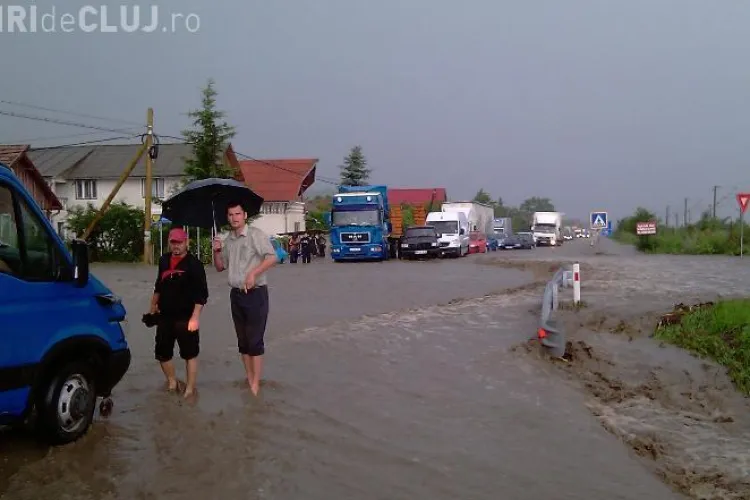 Un pod din Campenesti, comuna Apahida, s-a surpat. Drumul National 1C ramane in continuare blocat