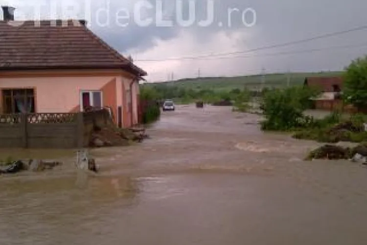 Alimente si apa de la Crucea Rosie pentru clujenii afectati de inundatii