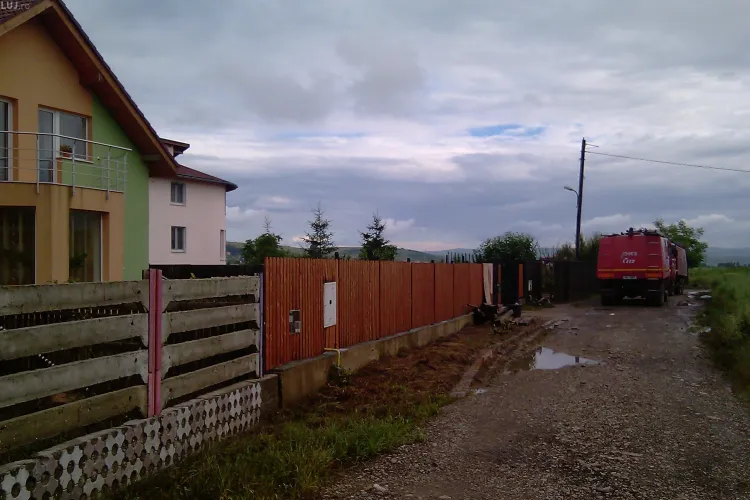 Gospodariile din Jucu sunt inca inundate, desi apele s-au revarsat in urma cu 6 zile! Oamenii spun ca exista pericolul unui focar de infectie!