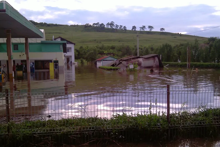 VIDEO - Doua rezervoare de benzina s-au revarsat pe DN 1 C, in zona Nokia, din cauza inundatiilor - Galerie FOTO