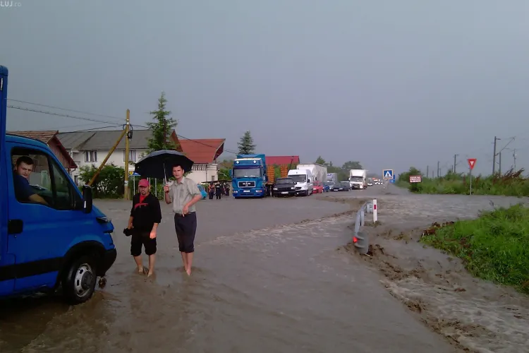 VIDEO- DN 1C Cluj-Gherla este blocat din cauza inundatiilor in zona localitatii Jucu