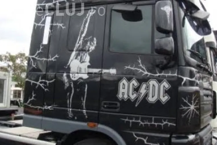 Staff - ul din Caravana AC/DC le-a dat spaga drumarilor de la Nadlac. Romanii au cerut cate 50 de euro pentru fiecare din cele 29 de camioane 