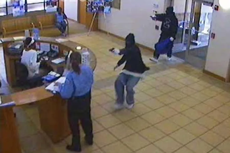 Jaf la o banca din Timisoara. Casiera a fost amenintata cu pistolul de doi barbati mascati