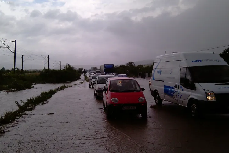 Traficul pe DN 1C  Cluj - Gherla a fost reluat. Se circula de miercuri seara cu restrictie, iar joi drumul a fost deschis complet