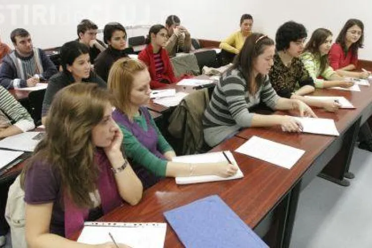 Doi elevi clujeni au fost eliminati de la BAC, dupa ce au fost prinsi copiind! Unul cu fituici, altul cu dispozitiv conectat la telefonul mobil!