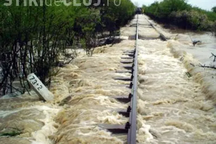 Inundatii pe calea ferata la Ciucea. Un tren international care venea de la Budapesta a fost blocat si calatorii au fost preluati de un autocar