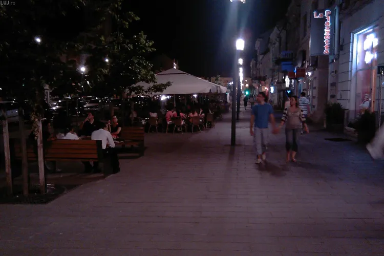 VIDEO - Canicula a dat peste cap programul clujenilor. Terasele de pe Eroilor si Piata Unirii, pline de oameni si dupa miezul noptii
