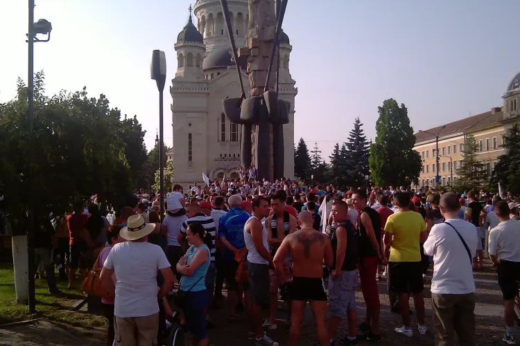 VIDEO - "U" Cluj a sarbatorit promovarea in fantana din Piata Avram Iancu. Suporterii au cantat si au scandat "M... CFR, M... Steaua"!