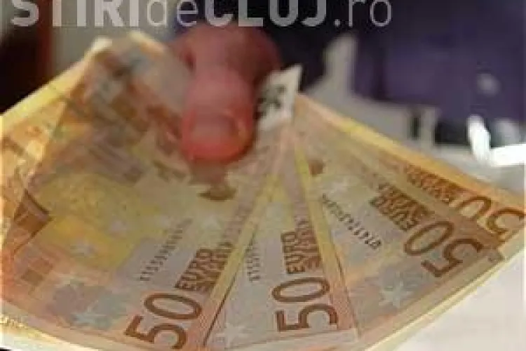 Atentie unde schimbati bani! Un barbat de 35 de ani din Campia Turzii a fost prins in flagrant cand incerca sa schimbe 2000 de euro falsi - VIDEO