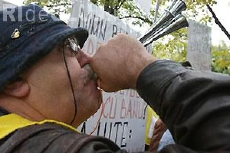 Protestul din Piata Lucian Blaga din Cluj-Napoca se anunta unul anemic. Mitingul cu 10.000 de protestatari a ajuns la cateva sute de nemultumiti
