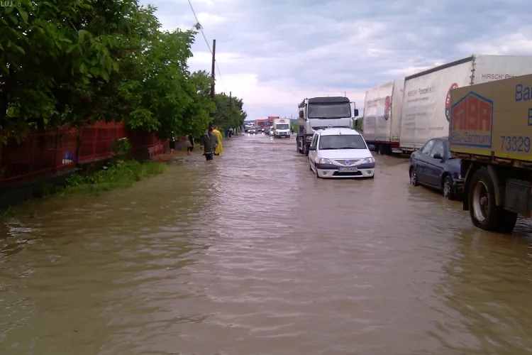 Inundatie in Chinteni. Drumul Judetean a fost acoperit de ape, dar acum circulatia se desfasoara bine