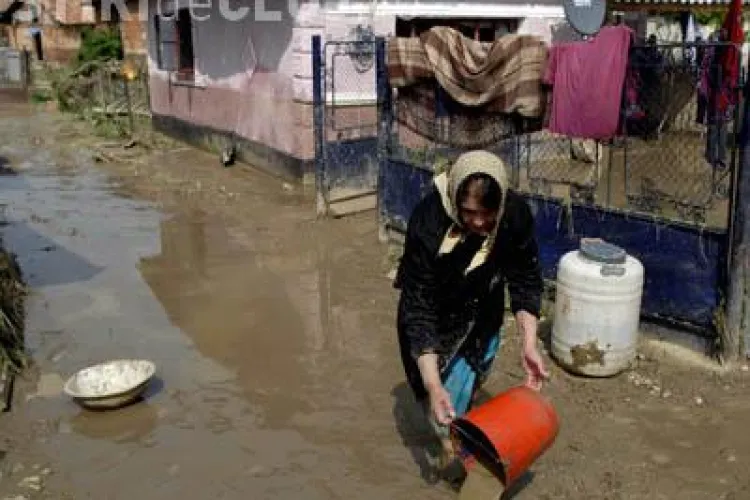 Inundatie in comuna Jucu. Zeci de gospodarii au fost acoperite de ape in urma unei ploi torentiale