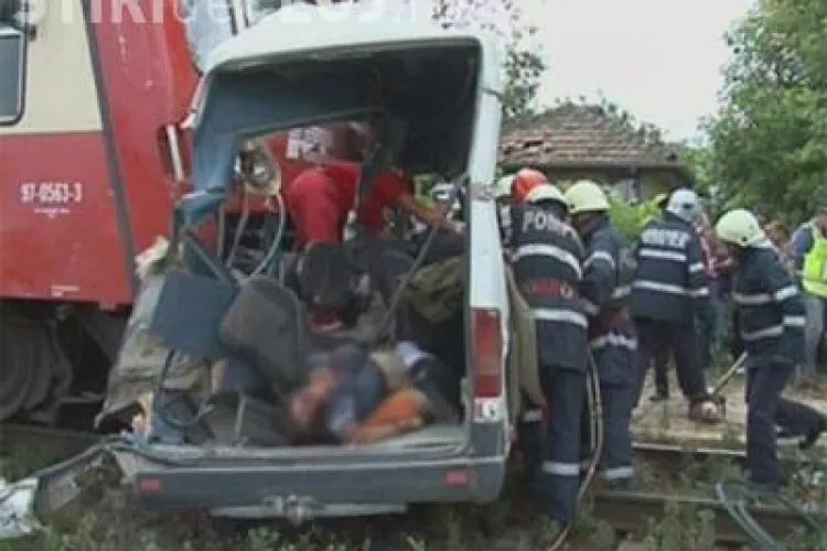 Autoutilitara lovita de un accelerat in Campia Turzii. Soferul a scapat ca prin minune, nevatamat 