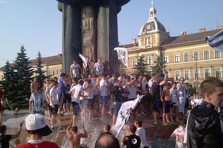 Suporterii Universitatea Cluj au stricat fantana "cantatoare" din Piata Avram Iancu - Galerie FOTO