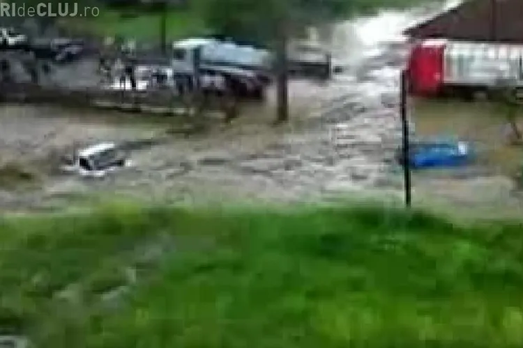 VIDEO - Vedeti imagini incredibile cu cele trei masini luate de viitura care a lovit luni dupa-amiaza orasul Huedin 