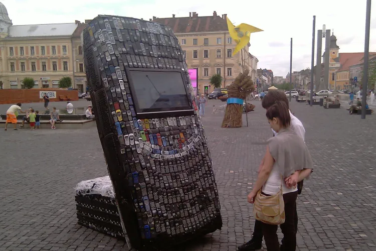 VIDEO - Un telefon Nokia gigant facut din alte "mobile" recliclate, vedeta expozitiei care va deschide "Planeta Report" - Galerie FOTO