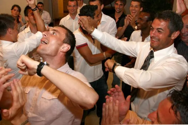 Fotbalistii de la Universitatea Cluj au sarbatorit promovarea in Liga 1 cu lautari  - Galerie FOTO