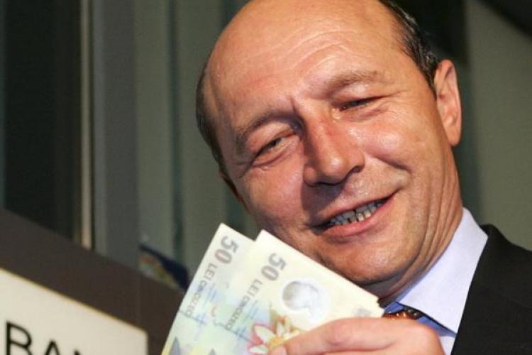 Traian Basescu si-a donat salariul pe luna mai! Ce credeti despre gestul presedintelui este populist sau asa era normal?