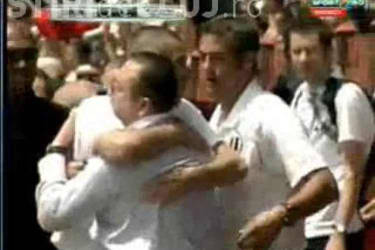 VIDEO - Universitatea Cluj a promovat in Liga 1. Presedintele Florian Walter si jucatorii s-au imbratisat la finalul partidei cu Minerul Lupeni