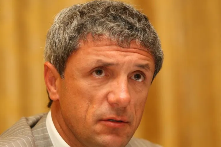 Gica Popescu paseaza cu micutii in Parcul Rozelor