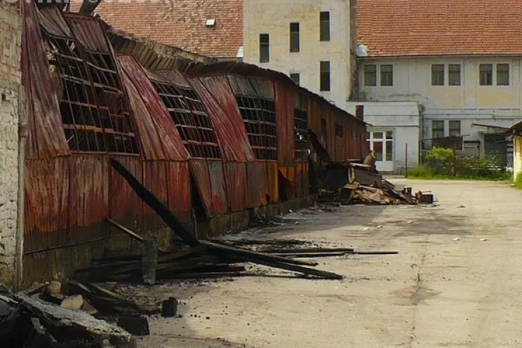 Incendiu in Gherla, cu paguba de 215.000 de lei, din cauza unui minor de 15 ani, care a furat un cablu de curent