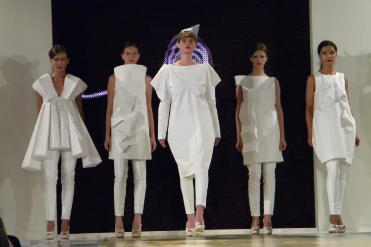 Creaţii vestimentare spectaculoase ale absolvenţilor UAD Cluj-Napoca FOTO