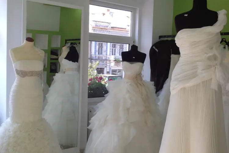 Mare expoziţie de rochii de mireasă MAYA FASHION numai în acest weekend la Iulius Mall(P) VIDEO