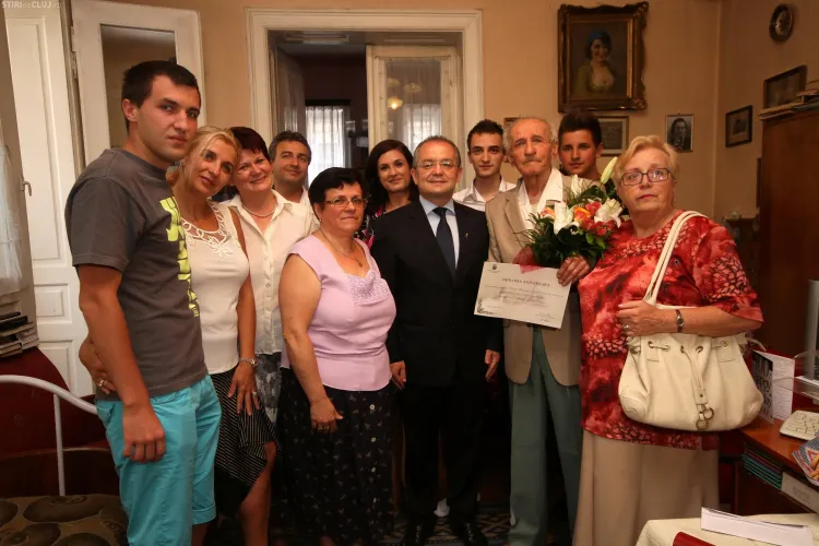 Doi clujeni care au împlinit 100 de ani, premiaţi de Emil Boc