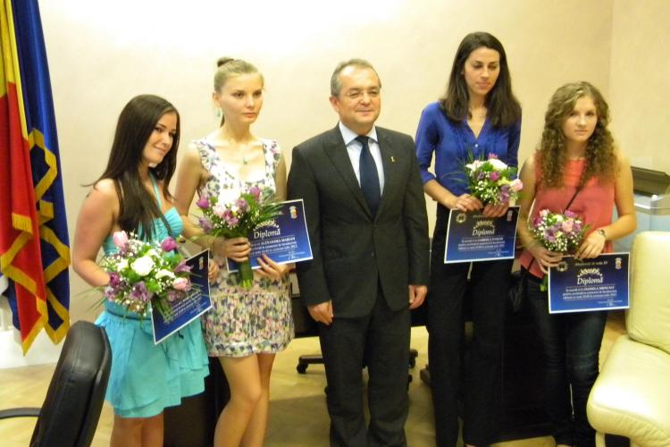 Elevele de ZECE din Cluj-Napoca, premiate de Boc cu o vacanţă la mare FOTO