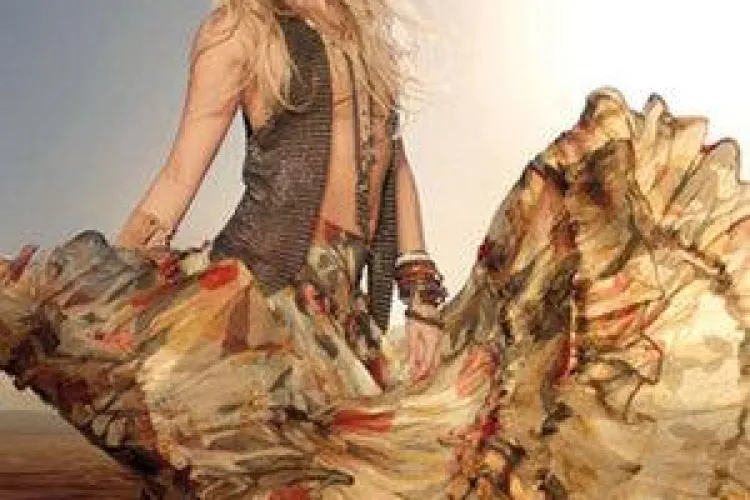 Shakira a lansat un parfum exotic VIDEO