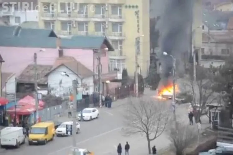 Un taximetru a ars în flăcări pe strada Constantin Brâncuși VIDEO